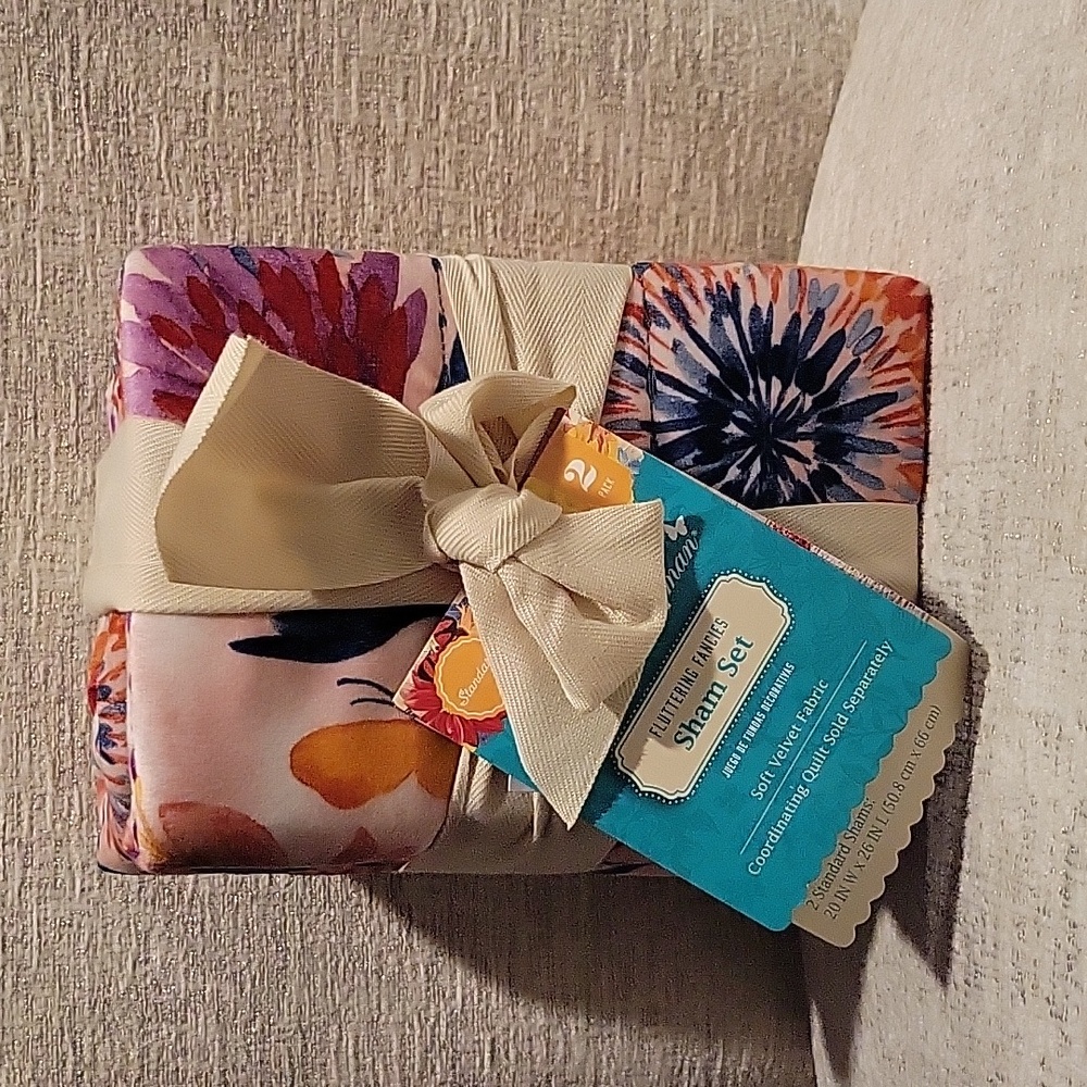 Pioneer woman sham set. Fluttering fancies. New.